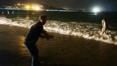 Khu vực bờ biển nơi nam sinh mất tích đang có sóng lớn. Ảnh: VOV