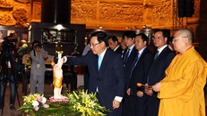 Phó Thủ tướng Phạm Bình Minh thực hiện nghi lễ tắm Phật tại chùa Tam Chúc. Ảnh: VGP