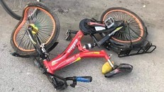 Chiếc xe đạp hai chị em chở nhau biến dạng sau vụ tai nạn. Ảnh: Zing.vn