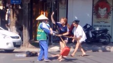 Hình ảnh cắt ra từ clip vụ việc. Ảnh: Soha