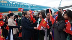 Cán bộ, nhân viên Đại sứ quán Việt Nam và đại diện cộng đồng người Việt Nam tại Na Uy đón Thủ tướng và Phu nhân. Ảnh: VGP