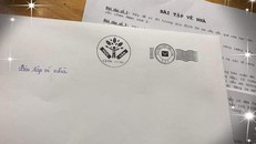 "Bài tập về nhà" được để trong bao thư và gửi cho phụ huynh trong buổi họp cuối năm học - Ảnh: ANH ĐỖ