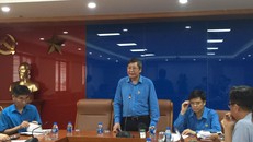 Ông Phan Văn Anh (đứng) - Phó chủ tịch Tổng Liên đoàn Lao động Việt Nam trao đổi thông tin về trường Đại học Tôn Đức Thắng. Ảnh: TTXVN