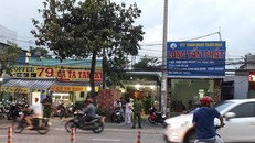 Lực lượng chức năng khám xét nhà đối tượng Nguyễn Tấn Lương. Ảnh: TTXVN