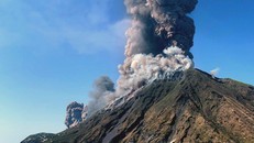 Cột khói tro bụi từ núi lửa trên đảo Stromboli. Ảnh: AP