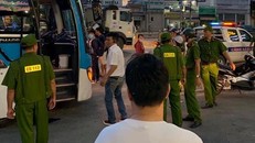 Lực lượng chức năng có mặt tại hiện trường. Ảnh: PLO