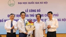 Lãnh đạo Bộ Nội vụ và Đại học Quốc gia Hà Nội chúc mừng PGS.TS Phạm Bảo Sơn.