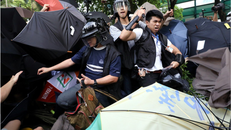 Người biểu tình Hong Kong lại đụng độ với cảnh sát