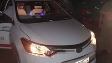 Chiếc xe taxi bị cướp. Ảnh: VietNamNet