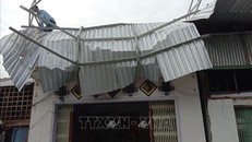 Một căn nhà ở xã Thới Sơn, huyện Tịnh Biên bị dông lốc làm tốc mái một phần.