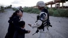 Người mẹ nhập cư bật khóc cầu xin được vào nước Mỹ