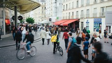 Một người vận chuyển đồ ăn của Glovo. Ảnh: The New York Times