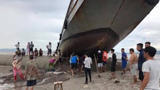 Con tàu Hoàng Vi 01 mặc cạn. Ảnh: VietNamNet