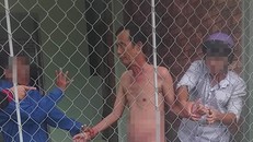 Ông Nhị bị bắt quả tang trong tình trạng khỏa thân.