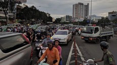 Đoàn xe tắc dài sau vụ tai nạn. Ảnh: PLO