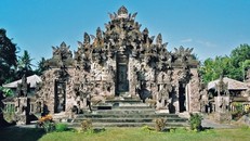 Du khách mạo phạm di tích sẽ bị trục xuất khỏi Bali