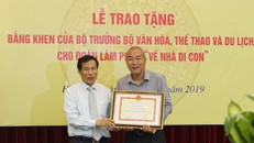 Bộ trưởng Bộ Văn hóa - Thể thao - Du lịch Nguyễn Ngọc Thiện tặng bằng khen cho đạo diễn Nguyễn Danh Dũng ngày 21/8. Ảnh: Thanh Niên