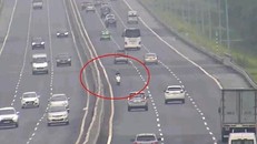 Tước bằng thanh niên đi xe máy ngược chiều trên cao tốc Hà Nội-Hải Phòng