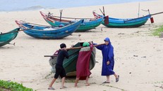 Ngư dân Quảng Bình vận chuyển thuyền lên bờ tránh bão. Ảnh: Báo Quảng Bình