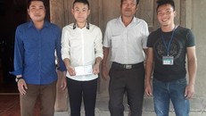 Đại diện UBND xã Tà Cạ thăm, biểu dương và trao 1 triệu đồng cho em Lương Thế Mạnh (áo trắng thứ 2 từ trái sang) vì có hành động dũng cảm. Ảnh: Báo Nghệ An