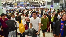 Hậu vệ Đoàn Văn Hậu có mặt tại sân bay Nội Bài vào rạng sáng ngày 17/9. Ảnh: Dân trí