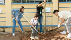 Một gia đình trồng cây tại sự kiện. 
