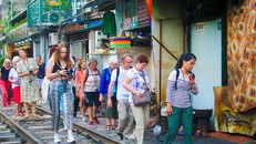 Du khách nước ngoài nói gì khi biết tin cà phê đường tàu bị 'xóa sổ'?