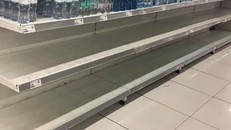 Người dân Hà Nội đổ xô đi tích trữ nước đóng thùng