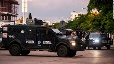 Bắt giữ con trai trùm ma túy, lực lượng an ninh Mexico bị bao vây