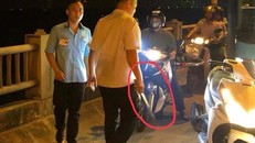 Hình ảnh người dân chụp lại hai người được cho là lái xe và phụ xe buýt hành hung người trên cầu Vĩnh Tuy. Ảnh: VOV