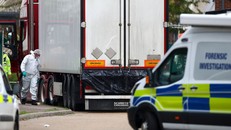 Phát hiện 8 người trong một xe tải đông lạnh trên đường tới Anh