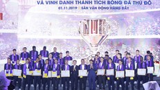 Tập thể Ban lãnh đạo, các cầu thủ CLB bóng đá Hà Nội nhận bằng khen từ TP Hà Nội.
