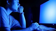 Tiếp xúc lâu với ánh sáng màn hình làm tăng tốc độ lão hóa