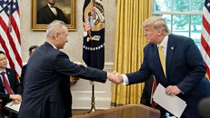 Phó Thủ tướng Trung Quốc Lưu Hạc diện kiến Tổng thống Mỹ Donald Trump. Ảnh: Bloomberg