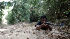 Paulo Paulino Guajajara trong một cuộc tìm kiếm lâm tặc trên vùng đất bản địa Araribóia vào tháng 9. Ảnh: The New York Times