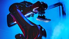Adidas đóng cửa hai nhà máy sản xuất bằng robot