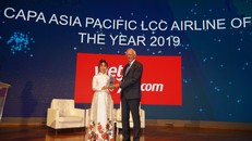 Tổng Giám đốc Vietjet Nguyễn Thị Phương Thảo (trái) nhận giải thưởng "Hãng hàng không chi phí thấp của năm tại khu vực châu Á - Thái Bình Dương" được trao bởi Chủ tịch danh dự CAPA Ông Peter Harbison.