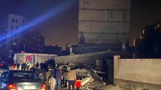 Người dân sơ tán ra ngoài đường sau khi một tòa chung cư bị sập ở Durres. Ảnh: AP