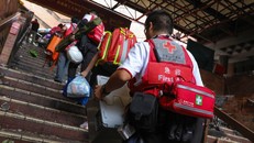 Các nhóm cứu hộ và chuyên gia tiến vào trường Đại học Bách khoa nhằm vận động người biểu tình. Ảnh: SCMP