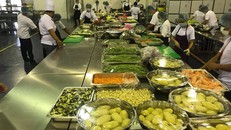 Hình ảnh bên trong nhà bếp của Làng Vận động viên SEA Games 30.