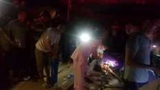 Thi thể hai mẹ con chị L. được tìm thấy trong đống đổ nát. Ảnh: VOV