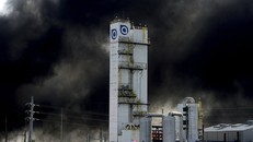 Nổ lớn liên tiếp tại nhà máy hóa chất Texas, 3 người bị thương