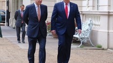 Hoàng tử Andrew và Tổng thống Trump gặp mặt nhau trong chuyến thăm Vương quốc Anh vào tháng 6. Ảnh: CNN