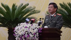 Trung tướng Đoàn Duy Khương - Giám đốc CATP trao đổi, trả lời những vấn đề mà cử tri, đại biểu quan tâm. ẢNh: ANTĐ