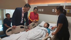 Lãnh đạo VFF vào bệnh viện thăm và động viên Hồng Nhung. Ảnh: VFF