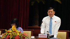 Ông Nguyễn Toàn Thắng, Giám đốc Sở Tài Nguyên và Môi trường trả lời chất vấn của các đại biểu và cử tri thành phố tại hội trường. Ảnh: TTXVN