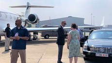 Ông Obama lên máy bay rời khỏi Việt Nam. Ảnh: Zing