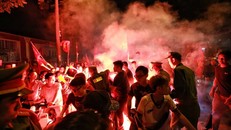 Lực lượng Công an nhanh chóng dập tắt pháo sáng và bắt giữ các đối tượng sử dụng. Ảnh: VTC News