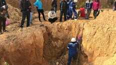 Cán bộ Viện Công nghệ môi trường lấy mẫu chất thải đi giám định. Ảnh: Thanh Niên