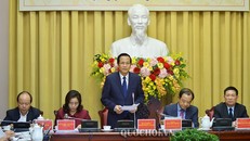 Bộ trưởng Bộ Lao động, Thương binh và Xã hội Đào Ngọc Dung giới thiệu Bộ luật Lao động.